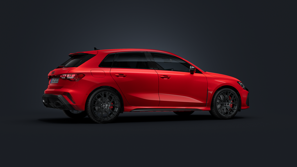 Audi RS 3 Sportback sedd från sidan mot en mörk bakgrund.