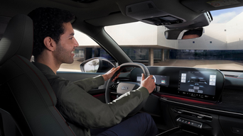 uomo alla guida di un'auto Audi