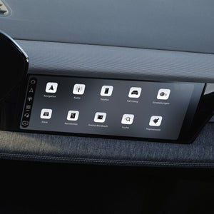 Nahaufnahme des MMI Beifahrerdisplays, auf welchem das Menü gezeigt wird.