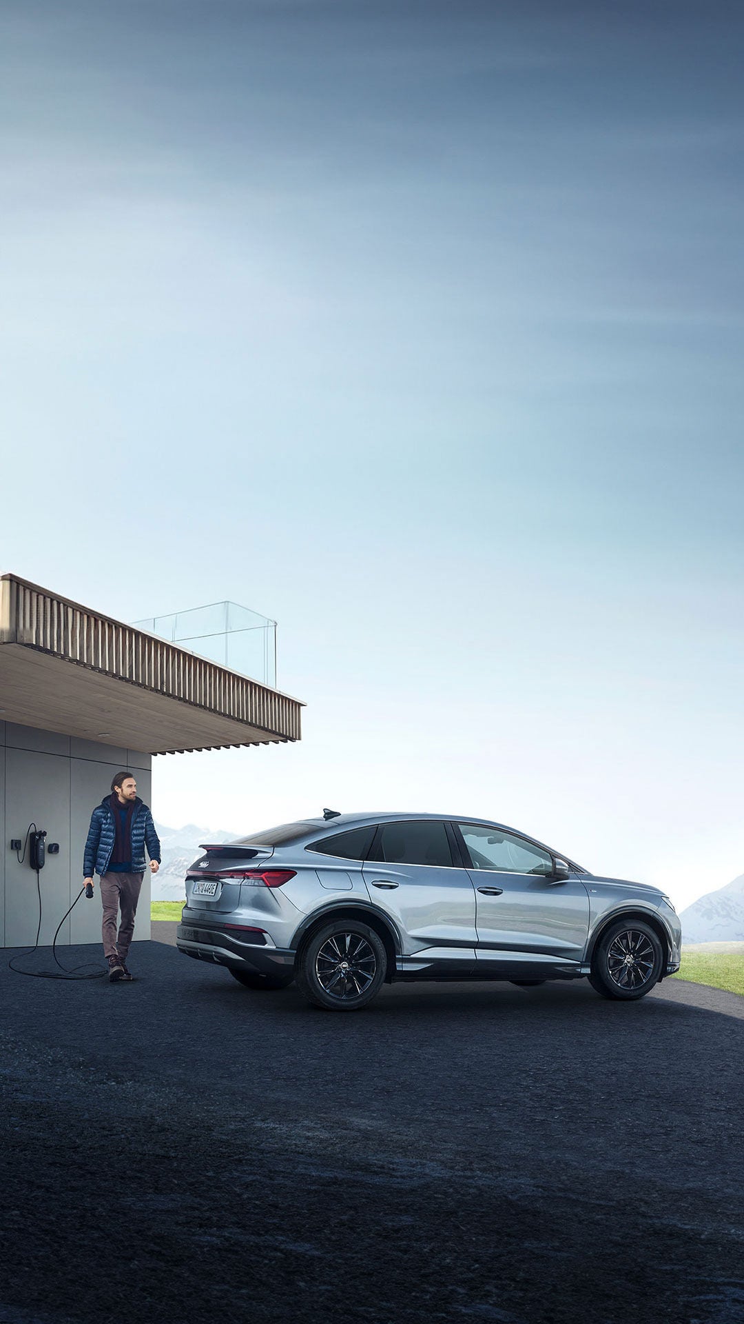 Foto de la carga eléctrica en casa y las ayudas del Plan MOVES III para la instalación de un cargador eléctrico Audi. 