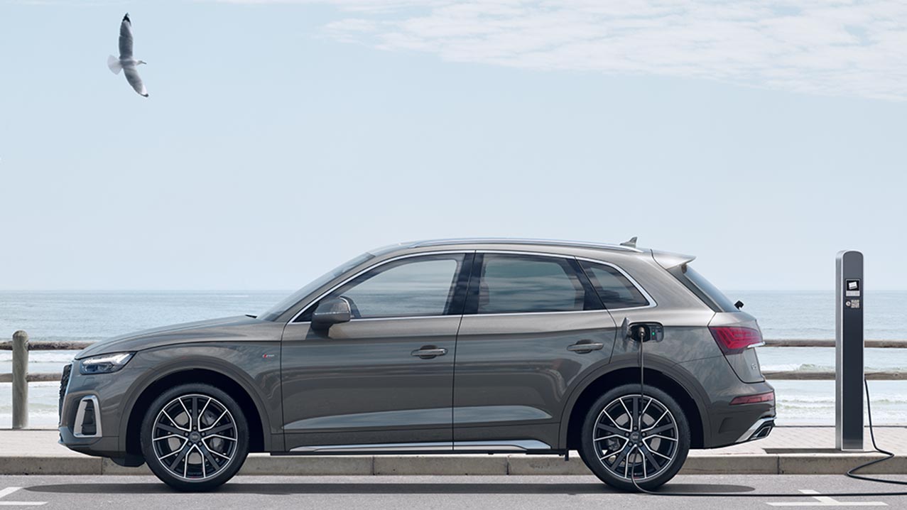 Side view Audi Q5 TFSI e