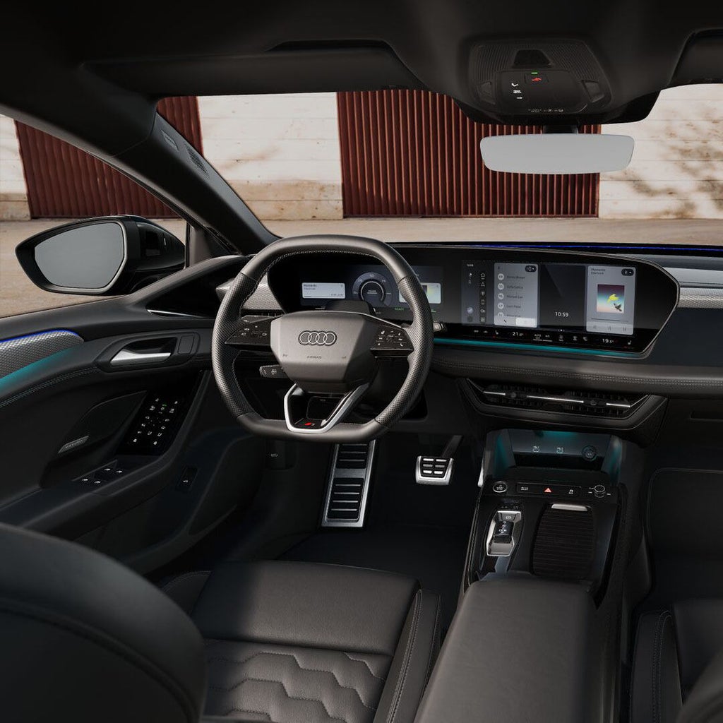 Audi A6 Black Edition har 3-eikers sportsratt i skinn med flat over- og underside og et svært sportslig utseende. Rattet ligger godt i hendene og passer perfekt til interiøret.  Rattet har multifunksjonstaster med berøringsfunksjon som gjør det enkelt å betjene de mange infotainmentfunksjonene.