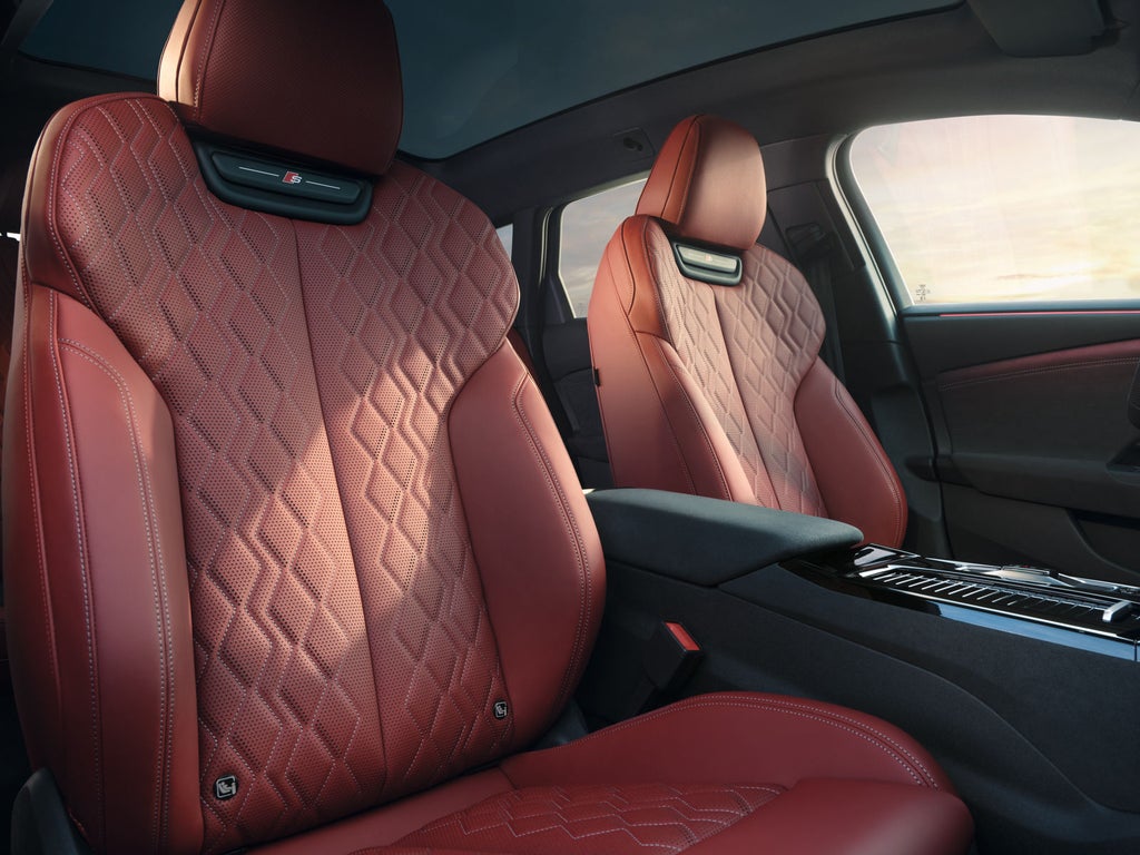 Die vorderen beiden Sitze des S6 Avant e-tron aus der Perspektive des Beifahrerfensters.
