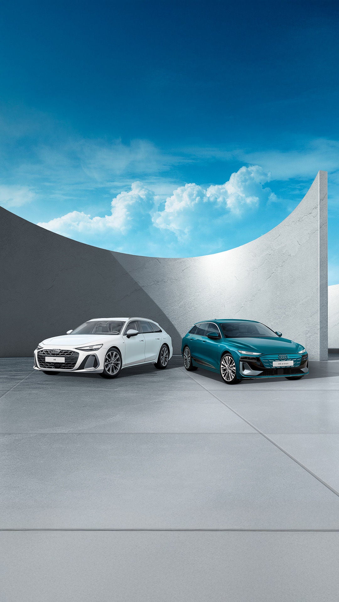 Ein weißer Audi A6 e-hybrid und ein petrolblauer Audi A6 e-tron stehen nebeneinander vor einer modernen Kulisse mit geschwungenen blauen Wänden.