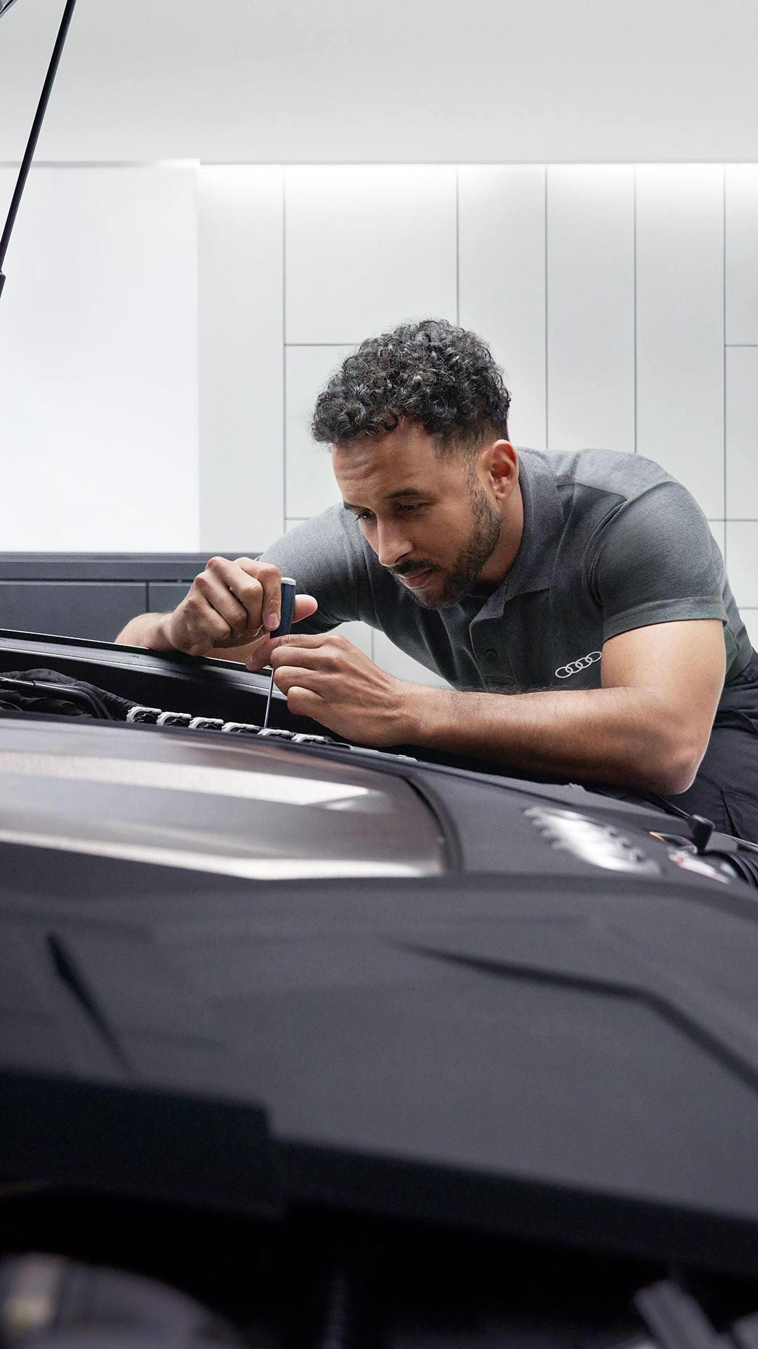 En man som arbetar på en audimotor i ett garage