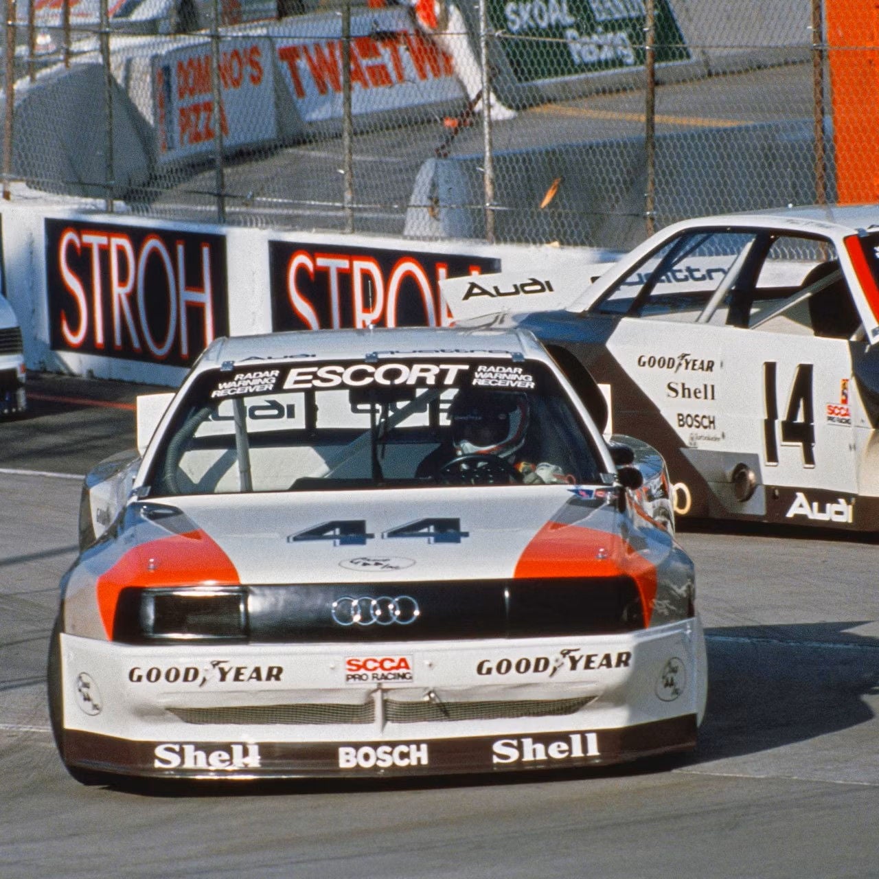 Audi 200 quattro framifrån i ett barace.