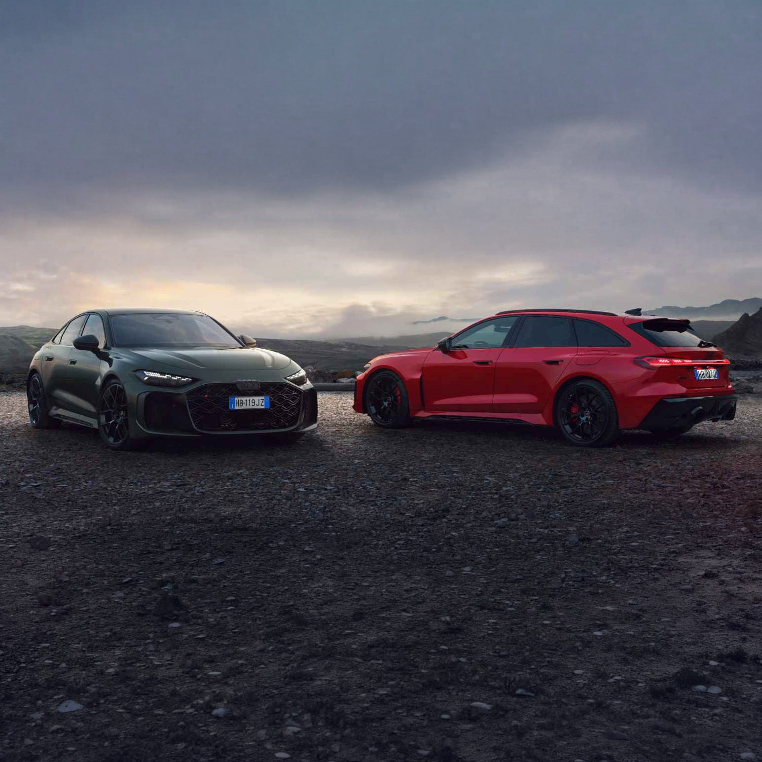 Modelli Audi RS 5 parcheggiati su paesaggio naturale