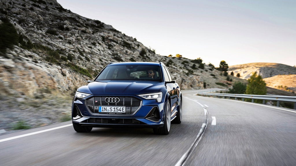 Fahraufnahme des Audi e-tron Sportback S line 55 quattro