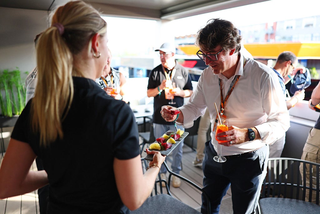 Invités Audi profitant du service traiteur dans l’espace hospitalité pendant le F1® Belgian Grand Prix 2026 à Spa-Francorchamps
