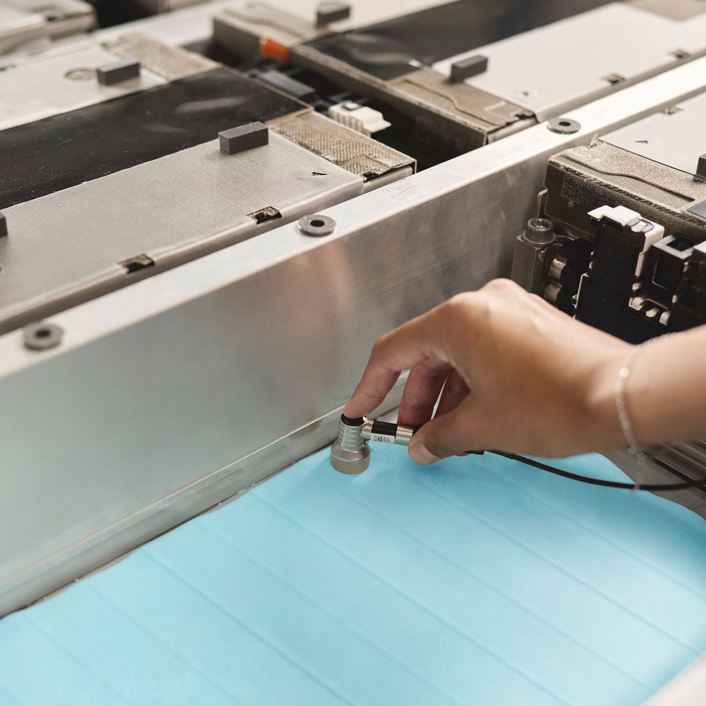 Aylin Reyhan testet mit einem Gerät die Materialstärke am Gap-Filler