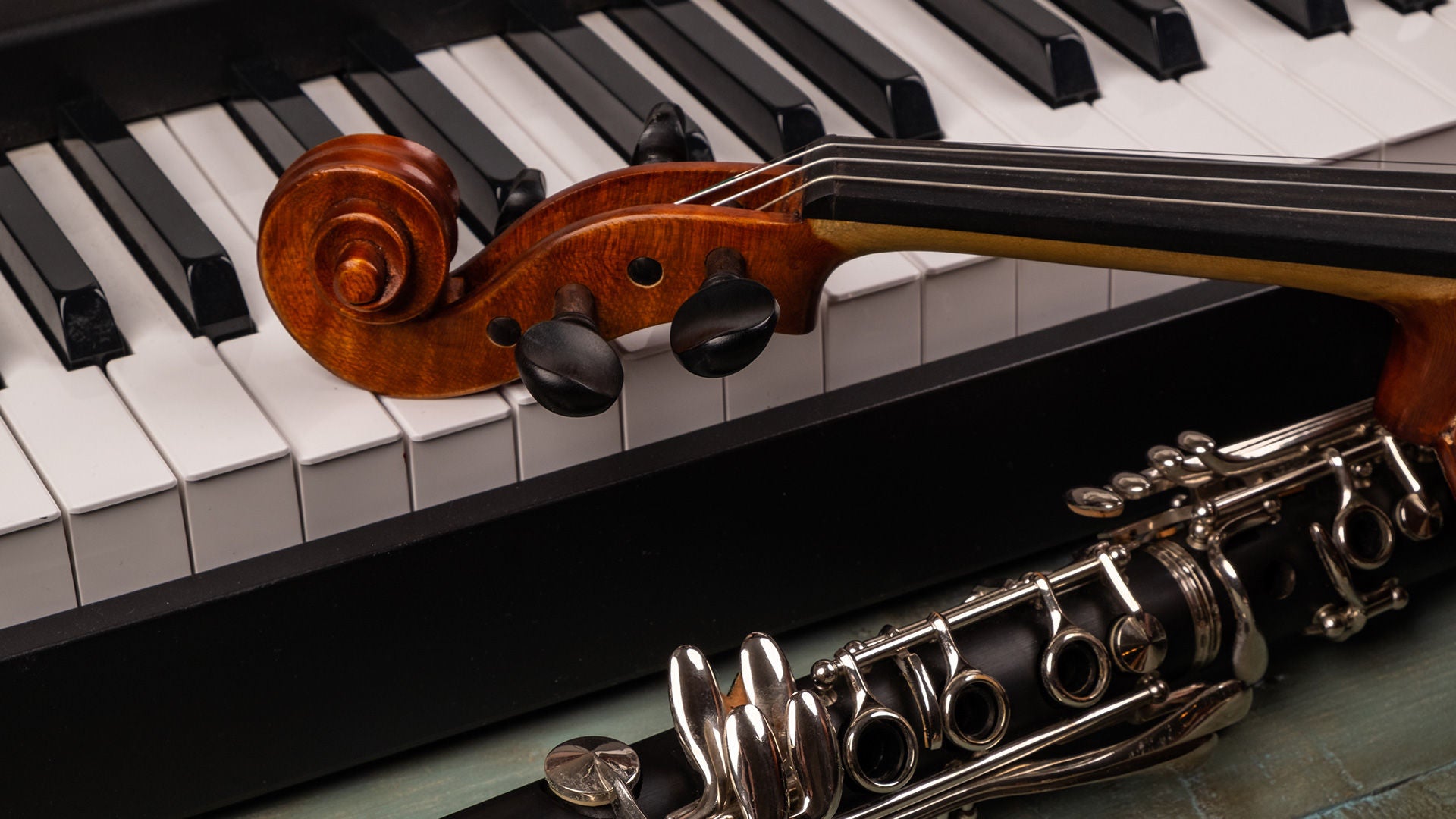 Nahansicht verschiedener Instrumente.