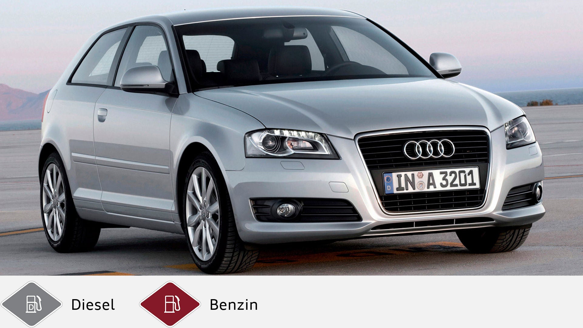 Silberner Audi A3 Dreitürer steht auf heller Fläche, leicht schräg von vorne fotografiert. Unten graues Dieselsymbol und rotes Benzinsymbol.