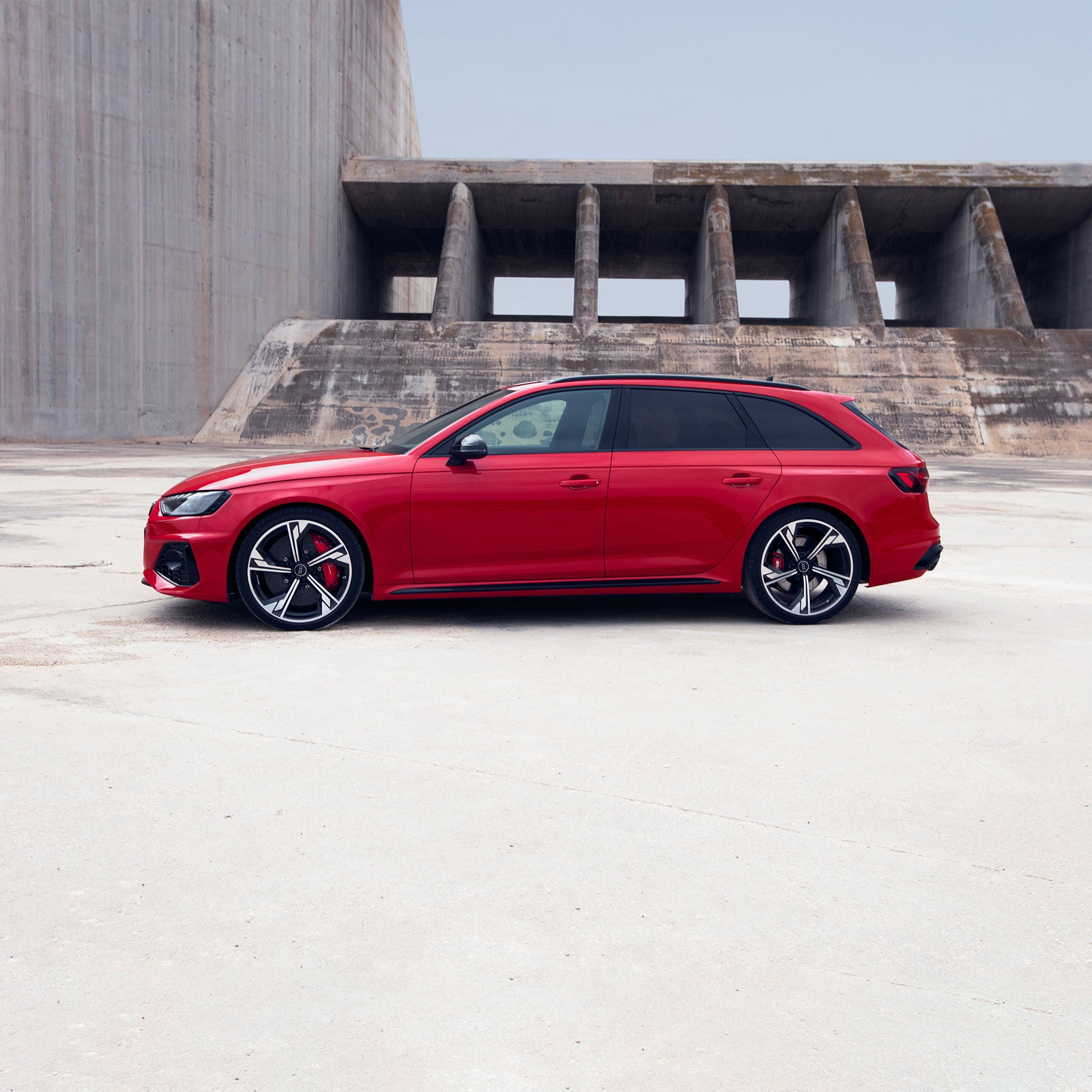 Audi RS 4 Avant auf einem Garagenhof mit einer Familie