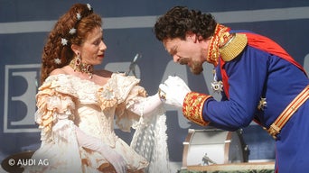 Ein Mann küsst einer Frau die Hand