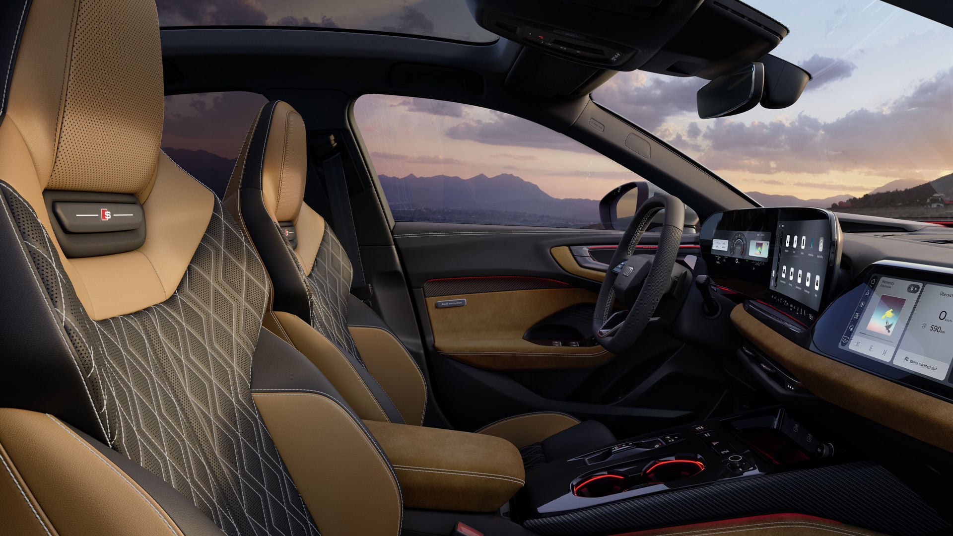 Blick von der Beifahrer-Perspektive in das Cockpit der S5 Limousine. Zu sehen sind die Displays, das Ambientelicht in Lila und die individualisierte Innenraumausstattung.