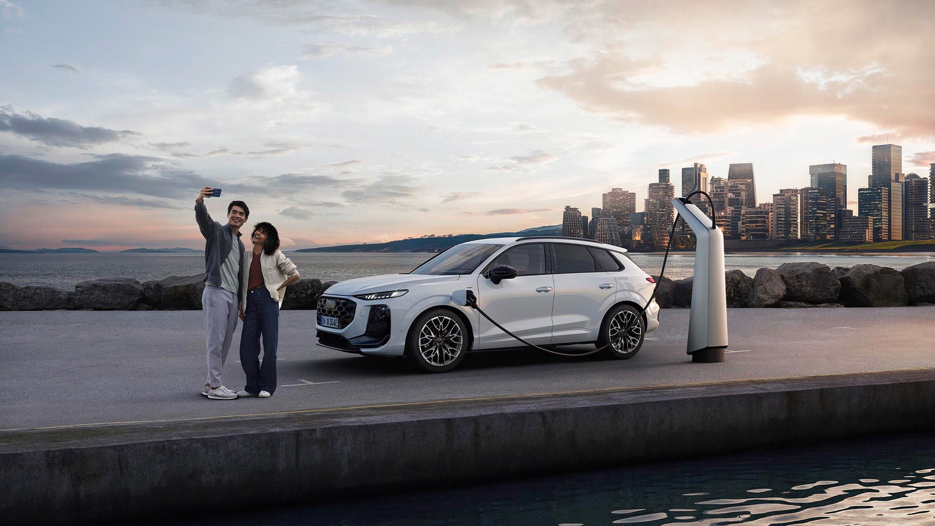 Un coche Audi que entra en la promoción del Plan Auto+ de ayudas a coches híbridos y eléctricos.  